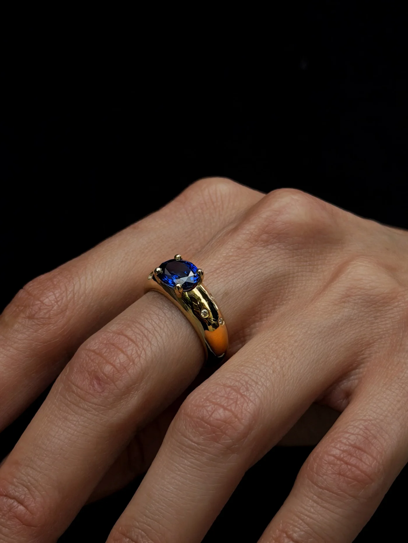 Blue sapphire ring in gold, worn